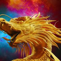 改图宝编辑部图片处理方向编辑的工位照片，桌面上摆着校色仪与打印出来的画质对比样张